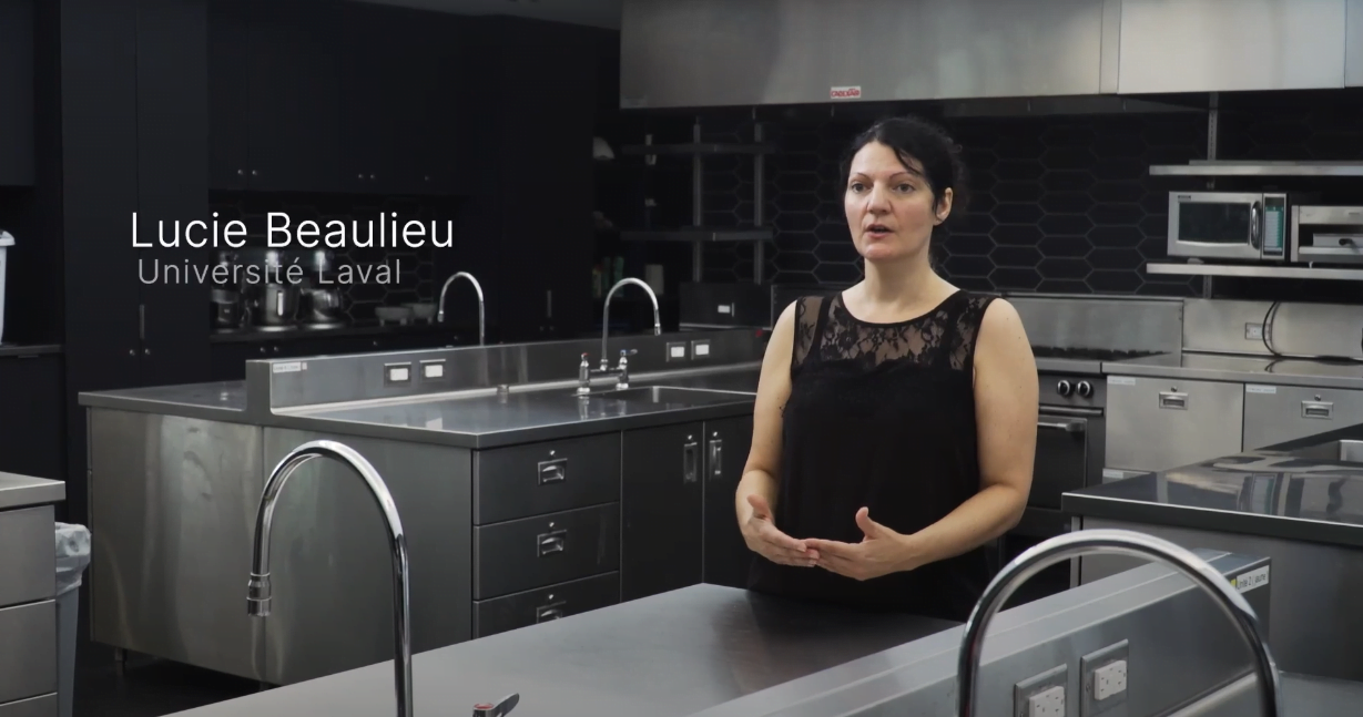 Photo de Lucie Beaulieu dans une cuisine, avec son nom et Université Laval indiqué à côté.